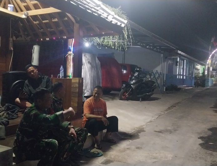 Babinsa Koramil 12 Sigaluh Patroli Siskamling Bersama Warga Cegah Gangguan Kamtibmas