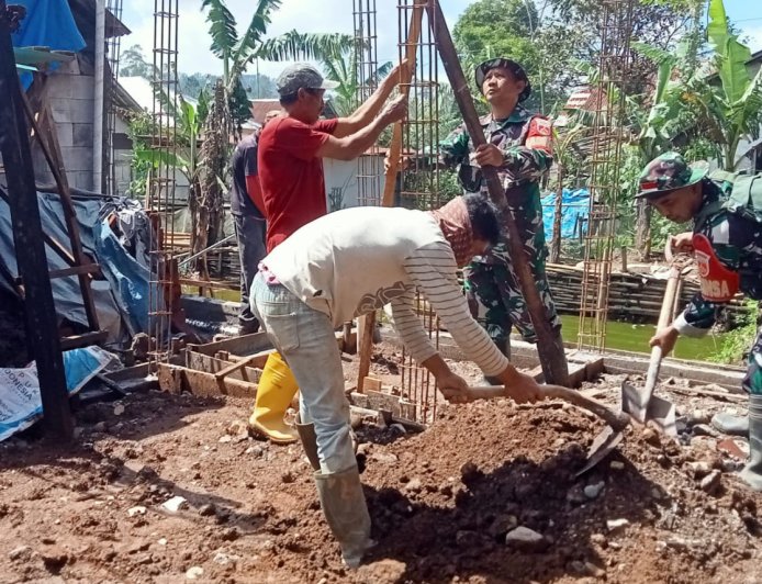 Danramil 06 Kalibening bersama warga melaksanakan pendampingan kegiatan Rehabilitasi Rumah Tidak Layak Huni