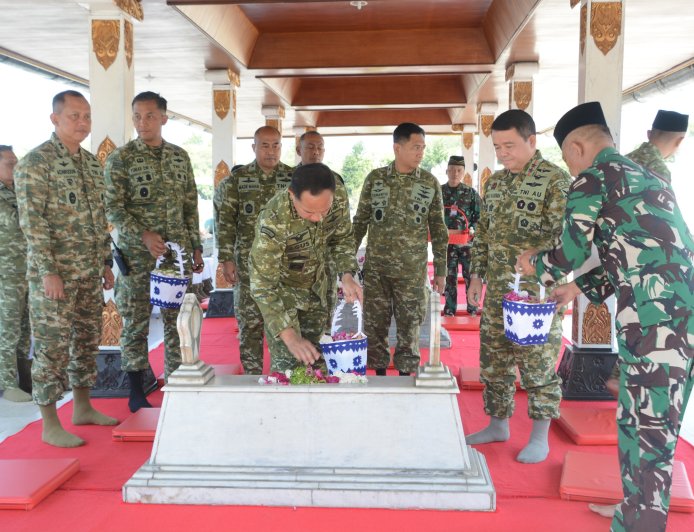 Pangdam IV/Diponegoro Dampingi Panglima TNI Ziarah ke Makam Pangsar Jenderal Sudirman