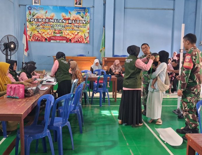 Babinsa Dan Bidan Desa Bersinergi Dalam Kegiatan Posyandu