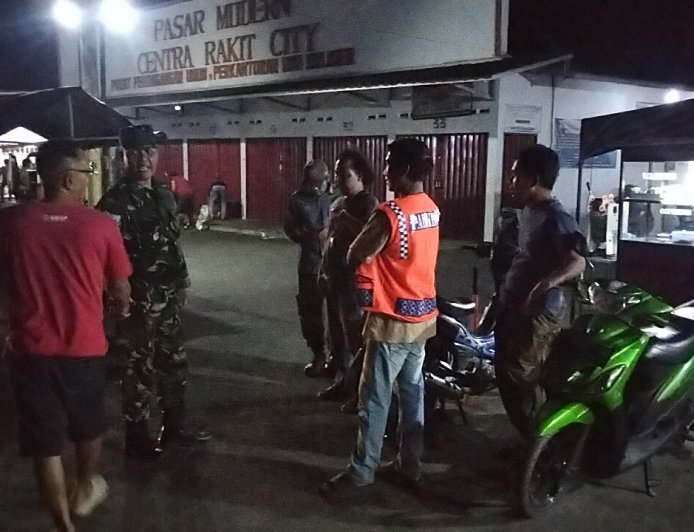Patroli Malam Babinsa Koramil 15 Rakit dan Linmas Jaga Kondusifitas Wilayah
