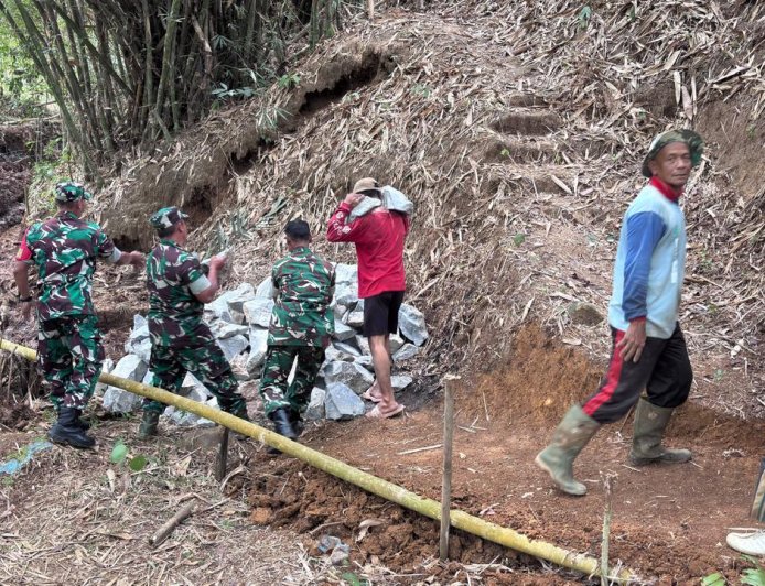 Babinsa Koramil 10/Bawang Bantu Pembangunan Reservoir Pamsimas Demi Kebutuhan Air Bersih