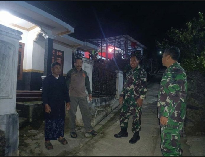 Menciptakan Keamanan Lingkungan Babinsa Koramil 17/Wanayasa melaksanakan Patroli Malam