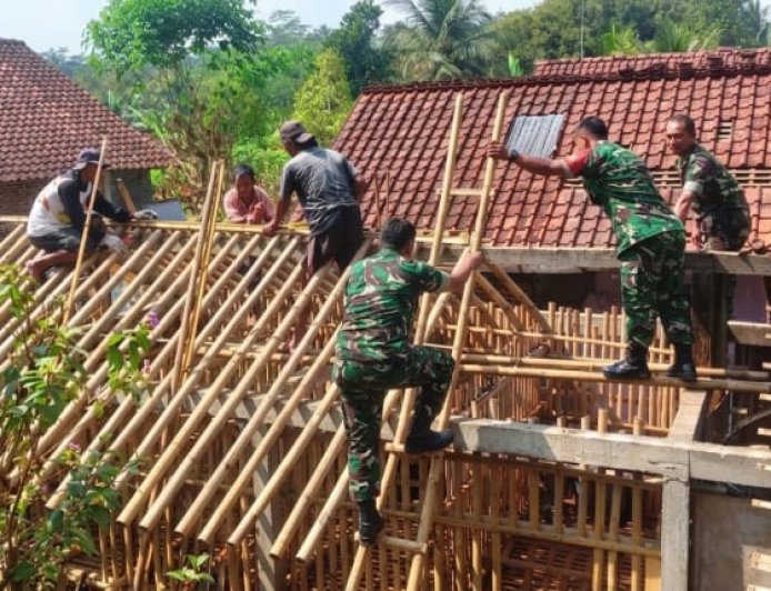 Gotong Royong Penuh Semangat, Koramil 11/Punggelan Bersama Warga RTLH Milik Bapak Karso