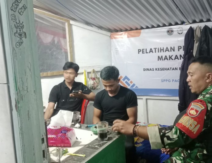 Babinsa Koramil 18/Pagentan Adakan Patroli Malam Untuk Memastikan Keamanan Wilayah