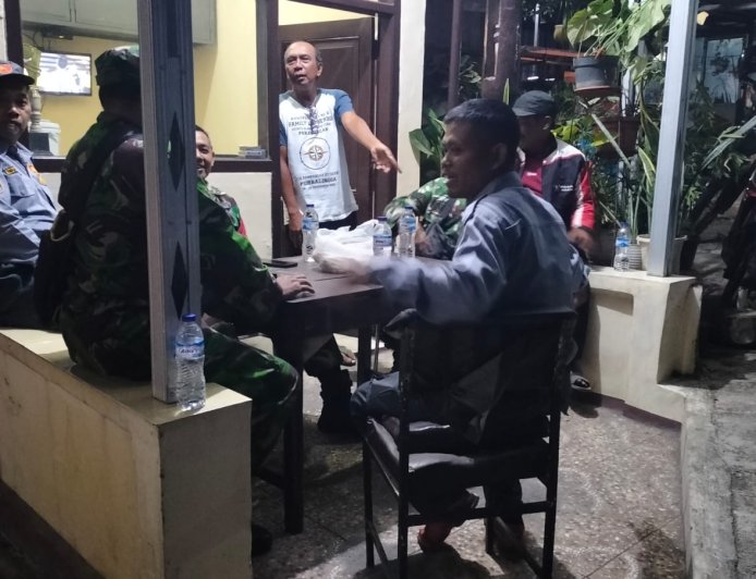 Warga Diimbau Jaga Keamanan Lingkungan Babinsa Patroli di Siskamling