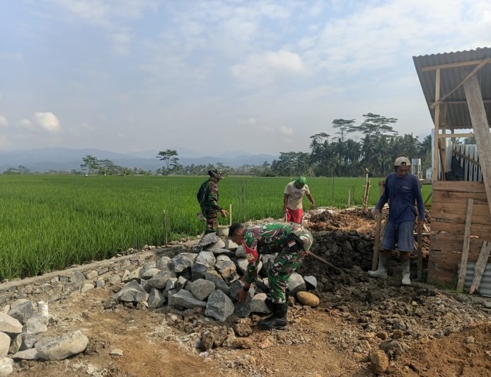 Babinsa Koramil 13 Banjarmangu Sigap Bantu Warga Bangun RTLH
