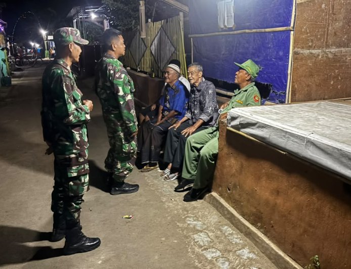 Babinsa Koramil 02/Klampok Bersama Satuan Linmas Dan Warga Masyarakat Siskamling