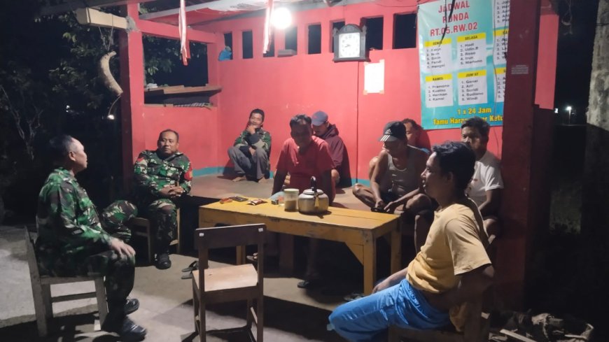 Babinsa Koramil 09 Susukan Sambangi Pos Kamling, Perkuat Keamanan dan Kebersamaan Warga