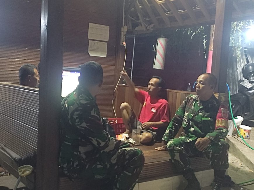 Babinsa Koramil 12 Sigaluh Patroli Siskamling Bersama Warga Cegah Gangguan Kamtibmas