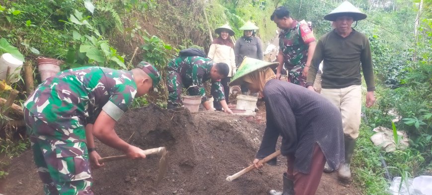 Danramil 06 Kalibening bersama warga melaksanakan pendampingan kegiatan pembuatan Jalan Usaha Tani