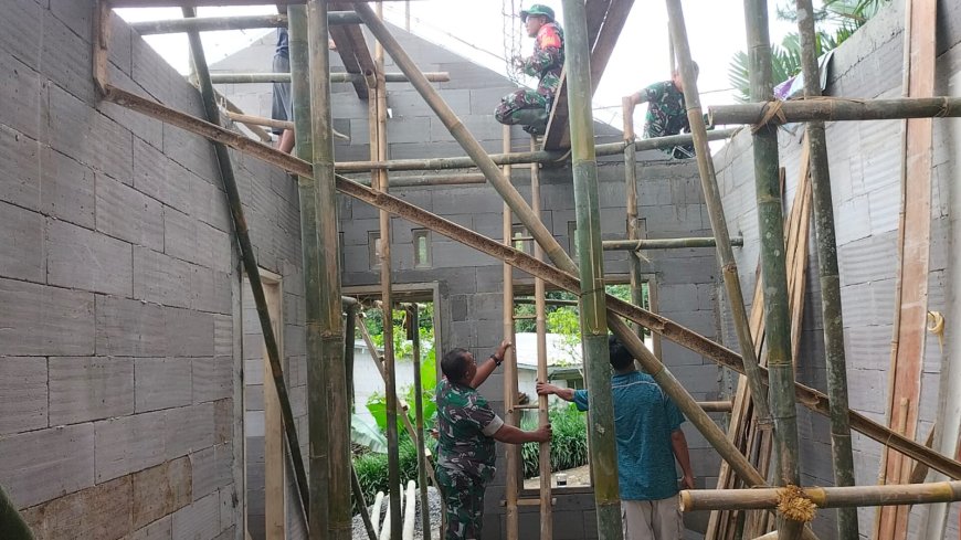 Koramil 11 Punggelan Gelar Karya Bakti Bedah Rumah Warga di Petuguran
