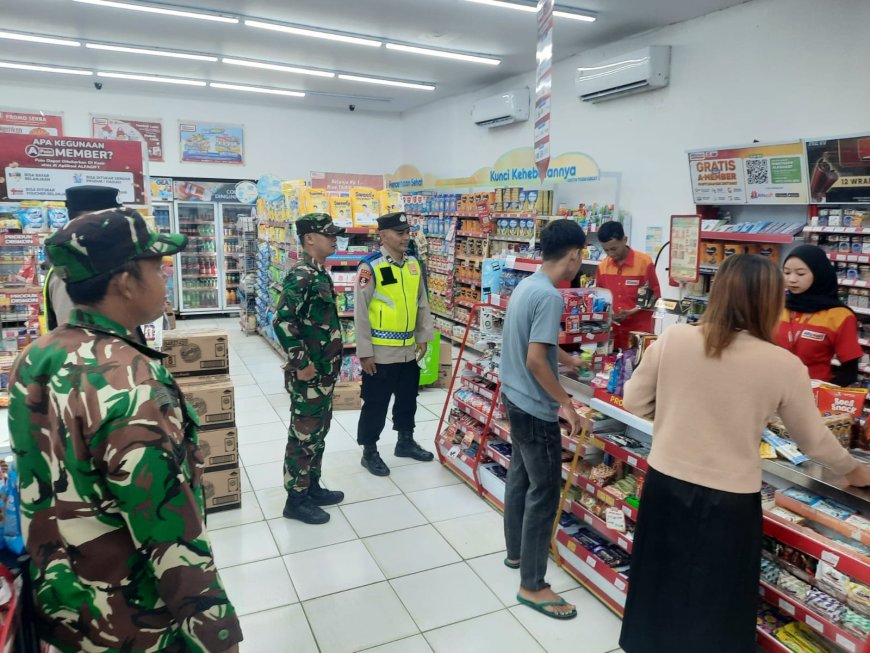 Koramil dan Polsek Wanadadi Patroli Bersama Sasar Toko Modern yang Buka hingga Malam Hari