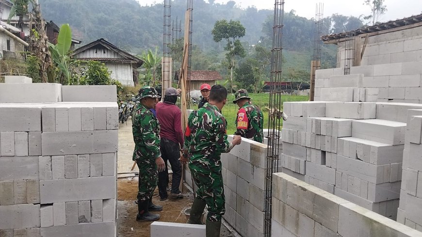 Babinsa Koramil 16 Pejawaran Bantu Pembangunan Rumah Tidak Layak Huni