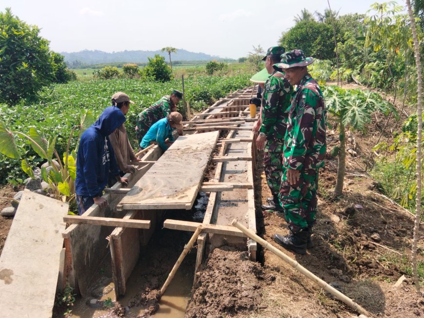 Hadapi Musim Kemarau Babinsa Koramil 15 Rakit dan Petani Adipasir Perbaiki Saluran Irigasi