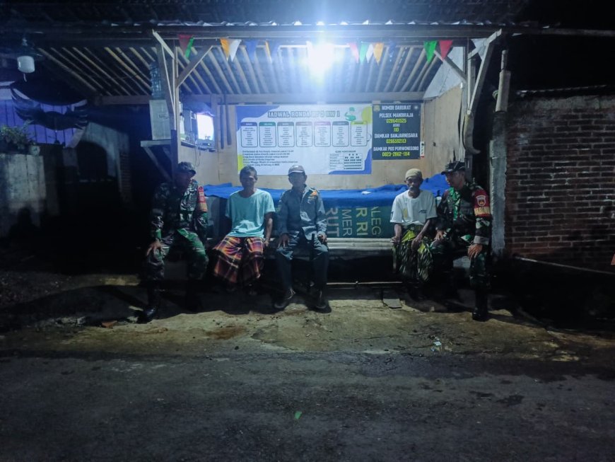  Babinsa Koramil 07 Mandiraja Patroli Siskamling Bersama Warga Cegah Gangguan Kamtibmas