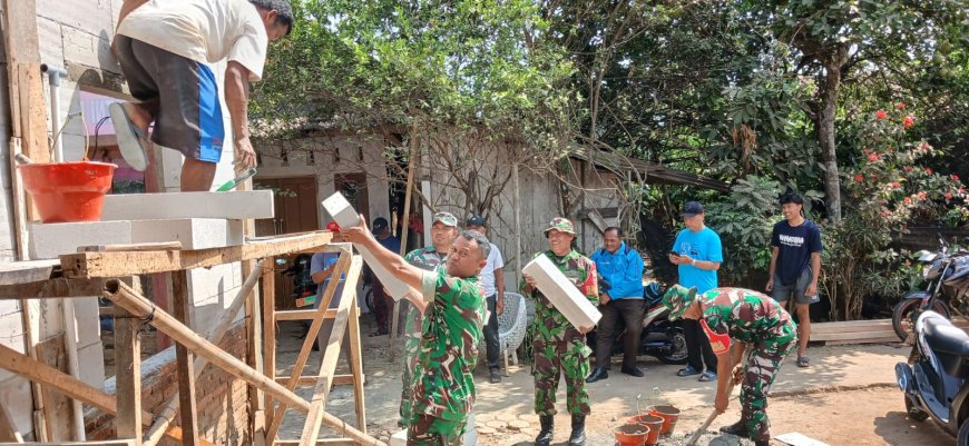 Babinsa Koramil 01 Banjarnegara Bantu Renovasi Rumah Tidak Layak Huni