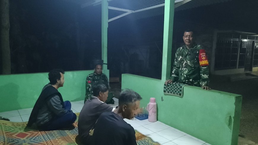 Patroli Siskamling, Babinsa Susukan Pastikan Lingkungan Warga Aman