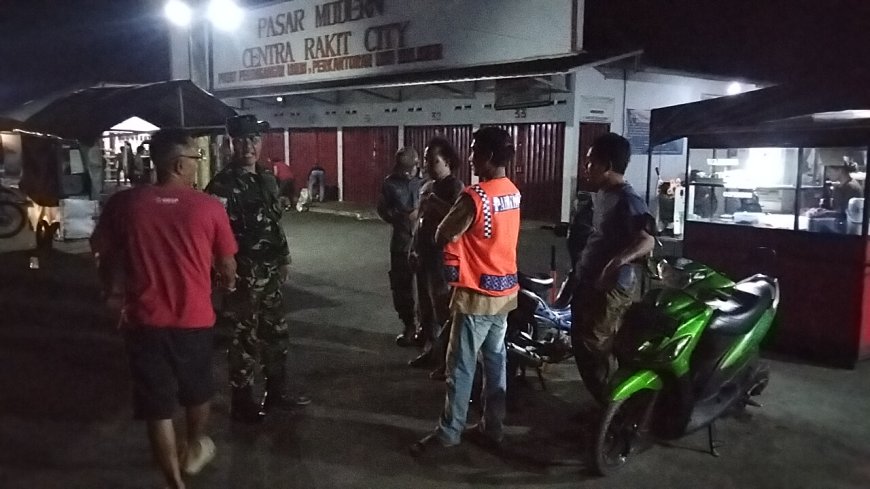 Patroli Malam Babinsa Koramil 15 Rakit dan Linmas Jaga Kondusifitas Wilayah