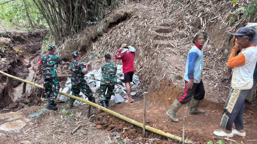 Babinsa Koramil 10/Bawang Bantu Pembangunan Reservoir Pamsimas Demi Kebutuhan Air Bersih