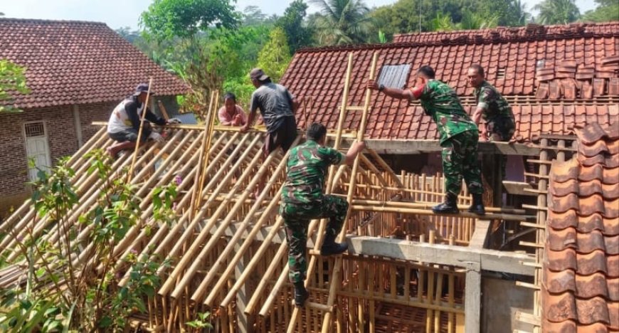 Gotong Royong Penuh Semangat, Koramil 11/Punggelan Bersama Warga RTLH Milik Bapak Karso