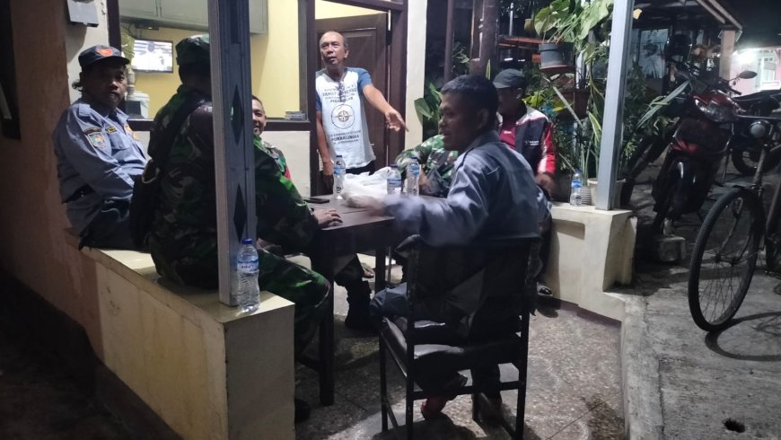 Warga Diimbau Jaga Keamanan Lingkungan Babinsa Patroli di Siskamling