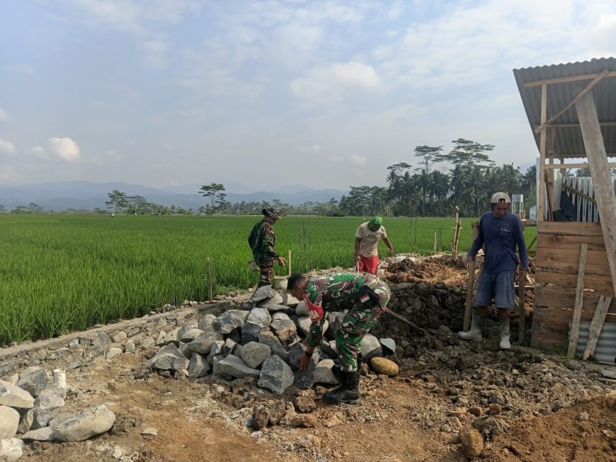 Babinsa Koramil 13 Banjarmangu Sigap Bantu Warga Bangun RTLH