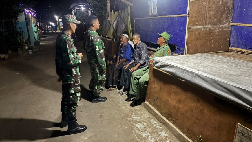 Babinsa Koramil 02/Klampok Bersama Satuan Linmas Dan Warga Masyarakat Siskamling