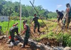 Gotong Royong Danramil Dan Babinsa Bantu Pembuatan Pondasi  Rumah Milik Warga