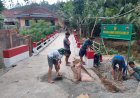 Pemasangan Plang “Negara Hadir untuk Rakyat” Warnai Pembangunan Jembatan Garuda di Paweden