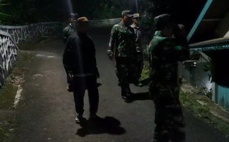 Jaga Keamanan Lingkungan Babinsa Koramil 04/Karangkobar Melaksanakan Patroli Siskamling Bersama Linmas Dan Warga