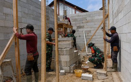 Babinsa Koramil 16/Pejawaran Bantu Pembangunan Rumah Tidak Layak Huni