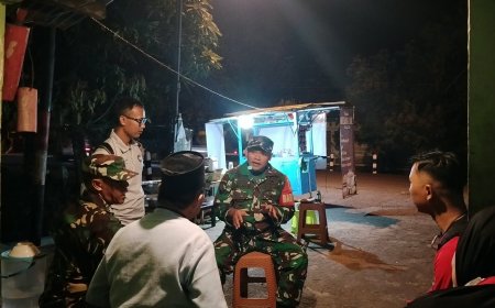 Pastikan Lingkungan Warga Aman Babinsa Laksanakan Patroli Siskamling