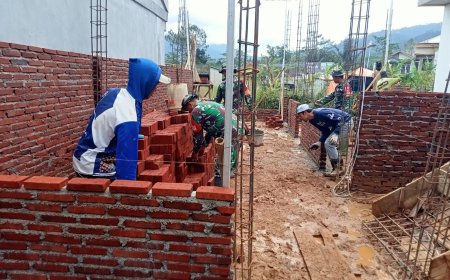 Danramil 06/kalibening bersama warga melaksanakan pendampingan kegiatan Rehabilitasi Rumah Tidak Layak Huni