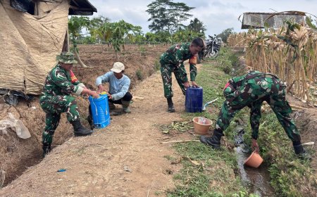 Babinsa Serka Supriyanto Dampingi Petani dan Berikan Penjelasan Pencampuran Herbisida yang Tepat