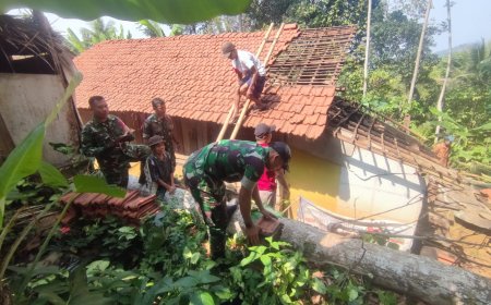 Koramil 11/Punggelan Bersama Warga Gotong Royong Bedah Rumah Bapak Hendi di Jembangan