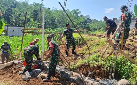 Gotong Royong Danramil Dan Babinsa Bantu Pembuatan Pondasi  Rumah Milik Warga