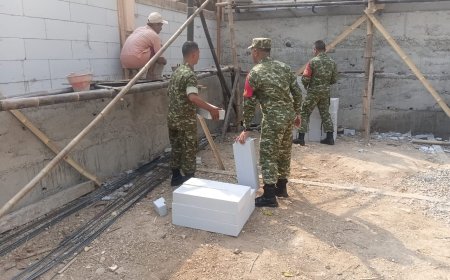 Babinsa Koramil 13/ Banjarmangu Sigap Bantu Warga Bangun RTLH