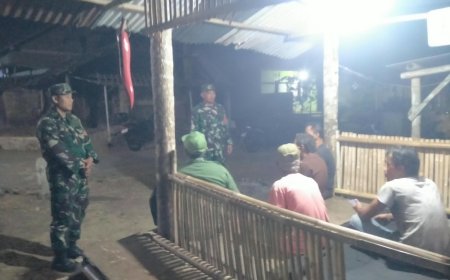 BABINSA KORAMIL 02/KLAMPOJ BERSAMA SATUAN LINMAS DAN WARGA MASYARAKAT DALAM KEGIATAN SISKAMLING