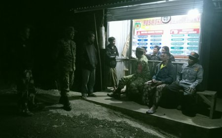 Jaga Keamanan Lingkungan Babinsa Koramil 04 Karangkobar Melaksanakan Patroli Siskamling Bersama Linmas Dan Warga