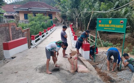 Pemasangan Plang “Negara Hadir untuk Rakyat” Warnai Pembangunan Jembatan Garuda di Paweden