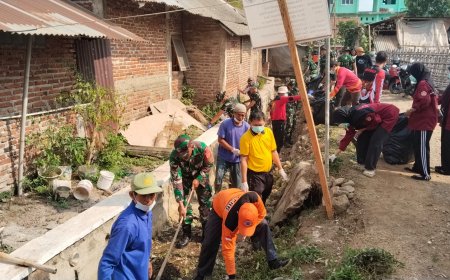 Koramil 02/Klampok Bersama Warga Bersihkan Saluran Irigasi