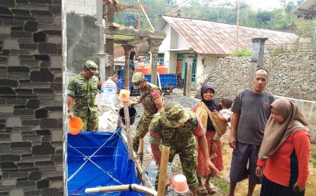 Babinsa Koramil 04/Karangkobar Bersama Relawan Melaksanakan Distribusi Bantuan Air Bersih Kepada Warga