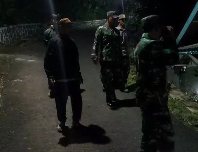 Jaga Keamanan Lingkungan Babinsa Koramil 04/Karangkobar Melaksanakan Patroli Siskamling Bersama Linmas Dan Warga
