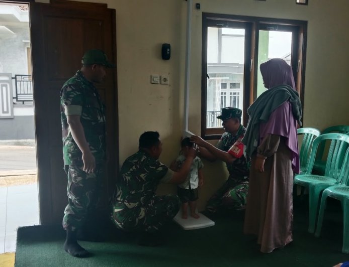 Babinsa Koramil 18 Pagentan Dampingi Kegiatan Posyandu Margo Mulyo 1, Wujud Kepedulian TNI terhadap Kesehatan Balita
