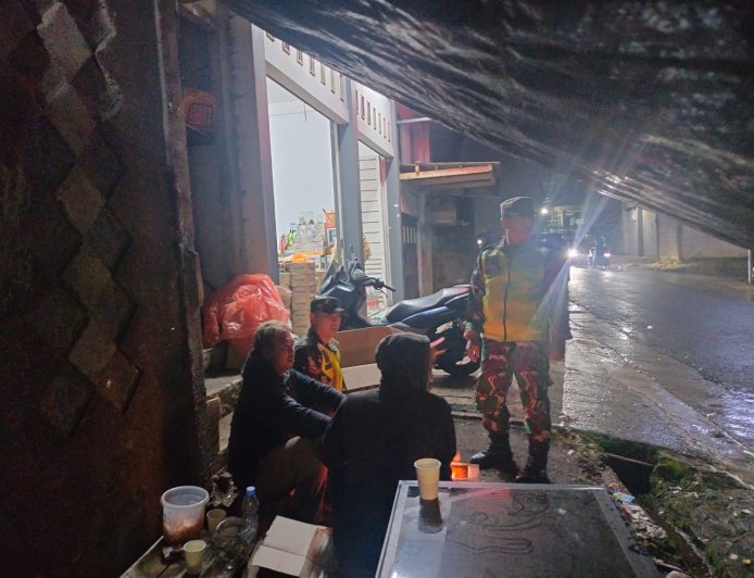 Babinsa Koramil 05/Batur Bersama Warga Tingkatkan Kamtibmas Melalui Patroli malam di Desa Batur