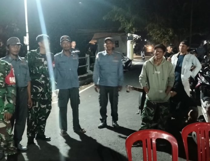 Guna Terciptanya suasana Aman Babinsa patroli bersama Linmas desa Panggisari