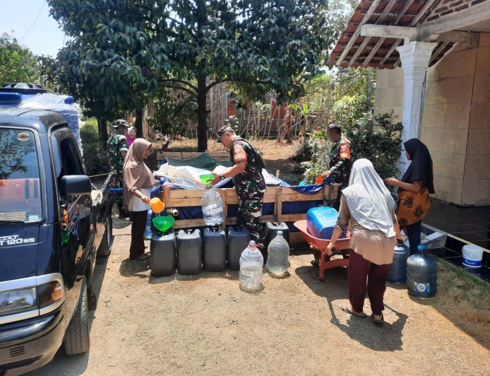 Musim Kemarau Koramil 03 Wanadadi Bersama Pemdes Tapen Salurkan Air Bersih