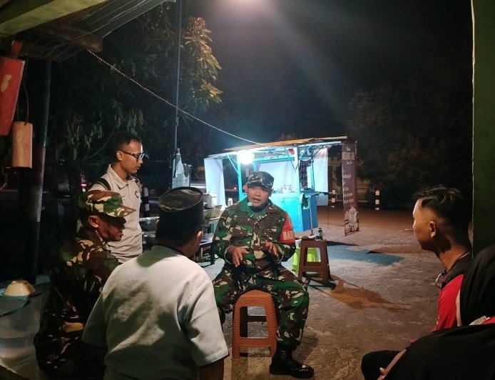 Pastikan Lingkungan Warga Aman Babinsa Laksanakan Patroli Siskamling