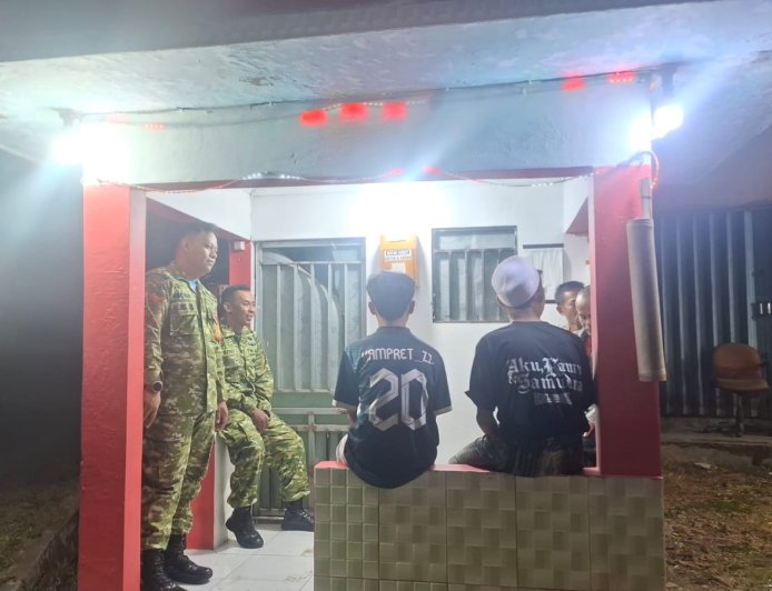 Patroli Siskamling, Babinsa Koramil 12/ Sigaluh Pastikan Lingkungan Warga Aman
